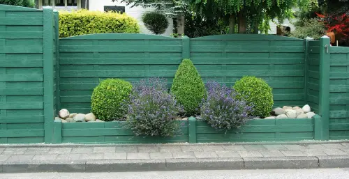 betonzaun standard elegant gruen mit steinbeet 500