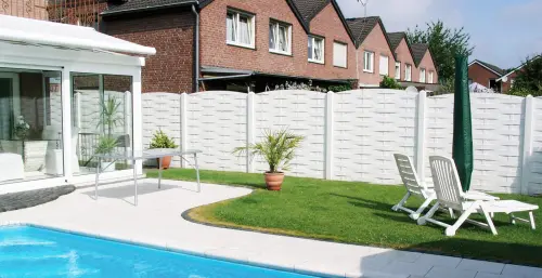 betonzaun standard flecht weiss mit pool 500